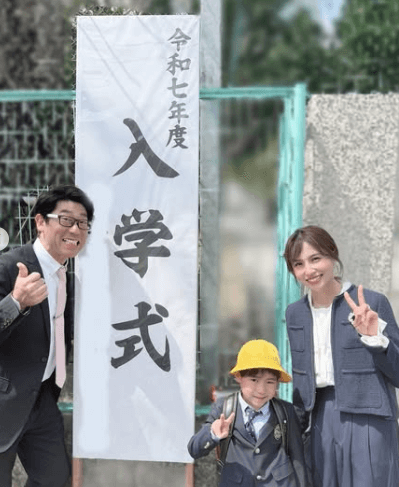 原口あきまさ、美人妻と息子の小学校入学式に出席し家族ショットを公開！