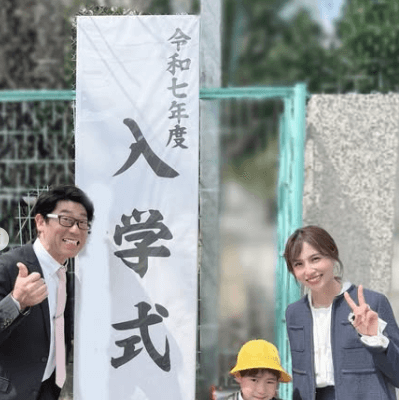 原口あきまさ、美人妻と息子の小学校入学式に出席し家族ショットを公開！