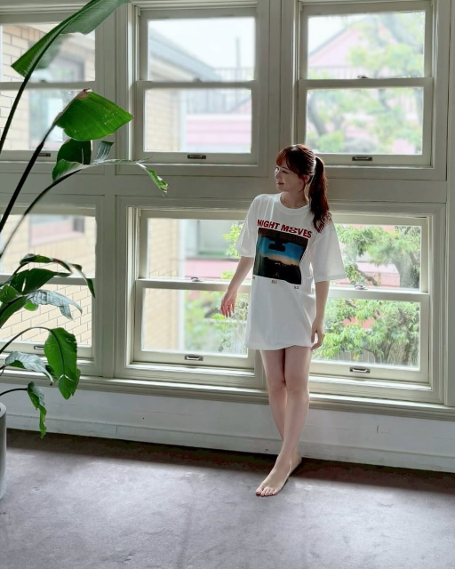 「#安心してください #履いてるよ」41歳美魔女アナ、大きめTシャツからスラリ美脚のSEXYショットでファン悩殺！