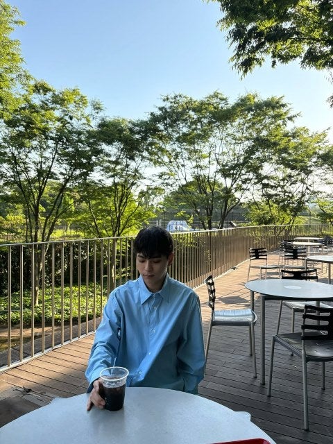 佐藤勝利が纏う“押しつけない美学”、静けさと余白が心をほどく癒しの時間