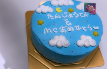 「たんじょうび＆MCおめでとうケーキが可愛すぎ！」日向坂46・上村ひなの、ダブルの祝福に笑顔満開！