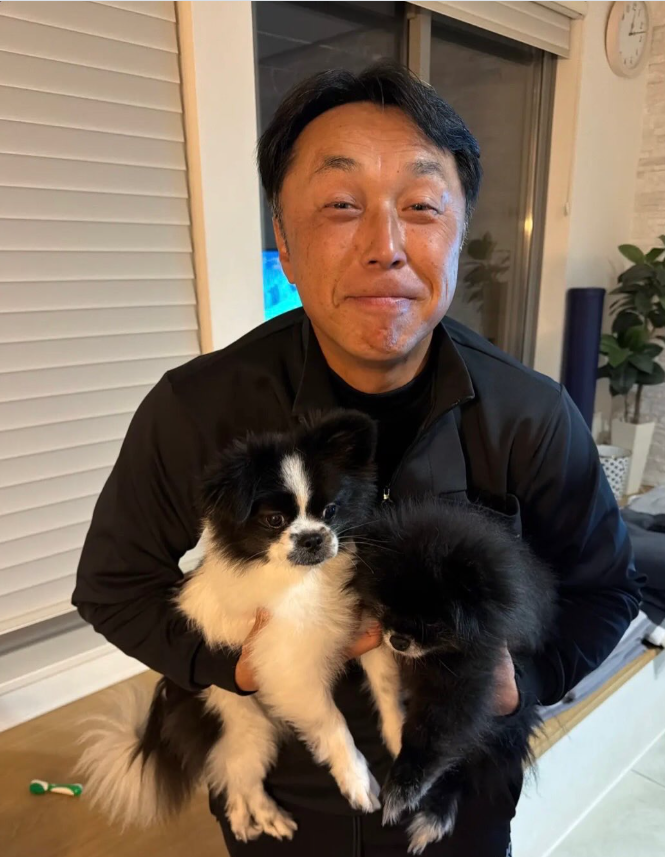 宮本慎也、愛犬2匹と笑顔の新春ショットを公開