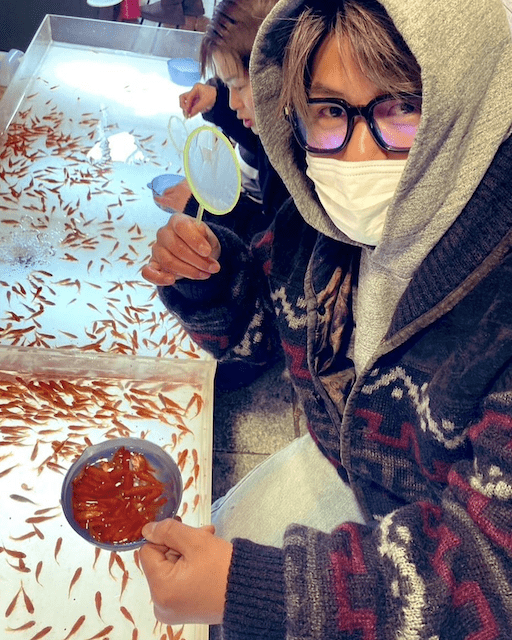 格闘家・皇治が金魚すくいで無双状態？！「屋台閉店してまう説ある」