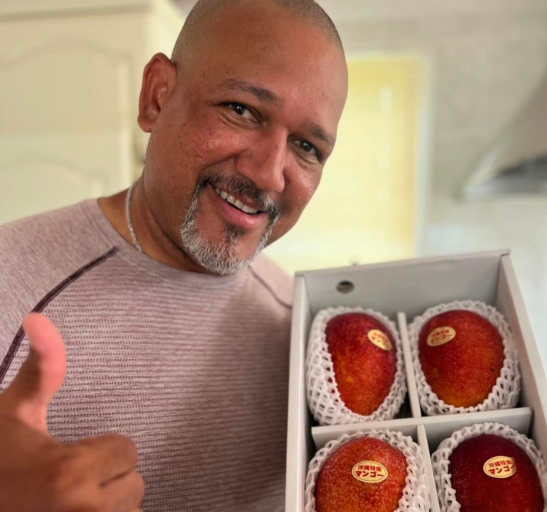 「可愛すぎ」ラミレスがマンゴー片手にご満悦