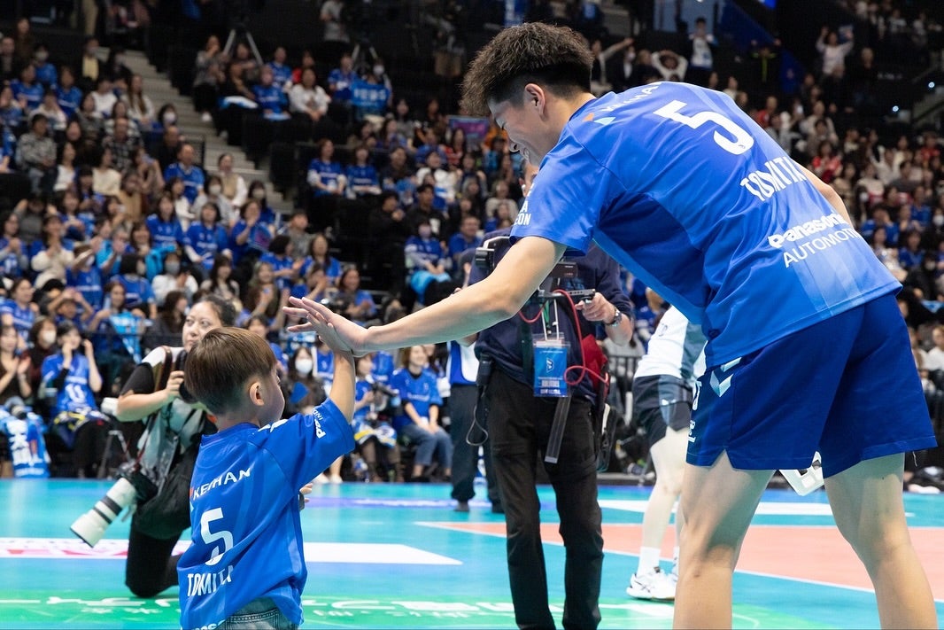 息子とのハイタッチに笑顔！大阪ブルテオン富田将馬、SVリーグ開幕戦で誓うさらなる成長