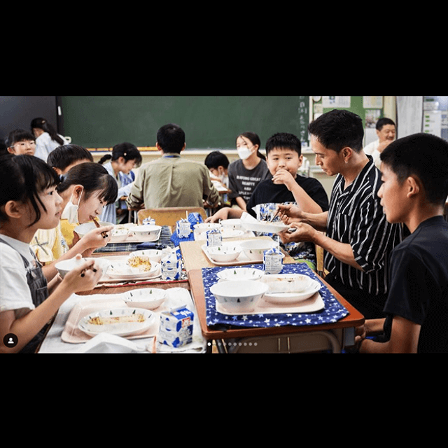 市原隼人が「表彰」にて杉並区立杉並第一小学校へ。激レアな給食シーンも披露