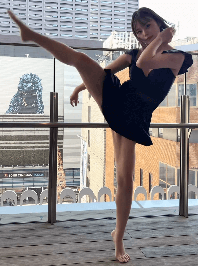 ”ゴジラを倒したい美女のハイキック炸裂！”女優・長野じゅりあ、施設屋上で大反響を起こす「カッコいいし可愛いし、もう、わけがわからない！」