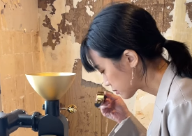 「美しすぎる焙煎士！」竹内由恵、真剣な表情で豆を焙煎する姿にファンうっとり