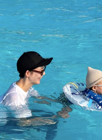 「全力で楽しんだ夏！！」栗原恵が息子と水遊びショットを披露にほっこり