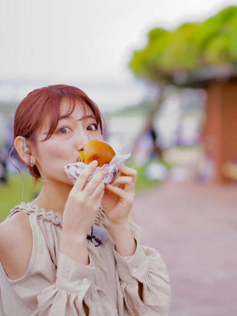 テレビ北海道アナウンサー・中村秋季乃、アメリカンバーガーにかぶりつき！競馬場グルメレポ