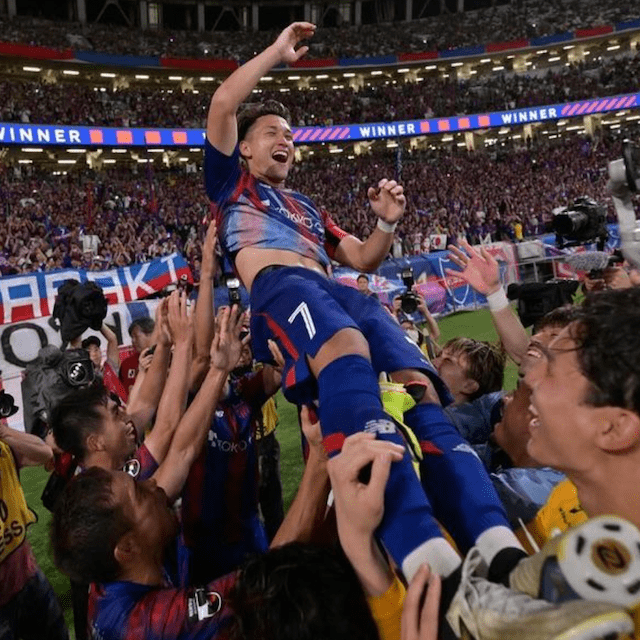 海外移籍発表の松木玖生　チームメイトとの惜別ショットを公開