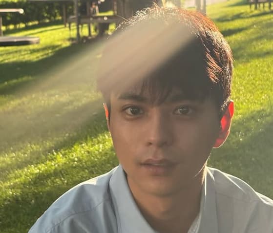 「いつまでも美少年すぎる」timelesz・佐藤勝利、自然光に照らされた眩しすぎる写真をアップ！