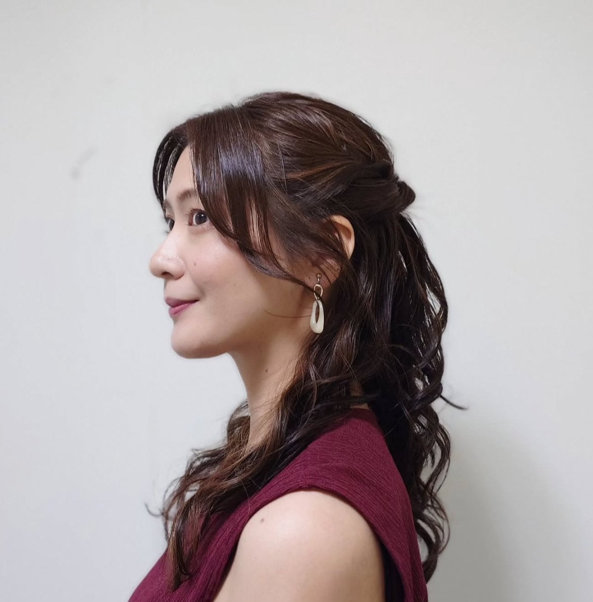 「華やかヘアに絶賛！」山田彩乃、『八千代コースター』出演時の巻き髪スタイルを披露