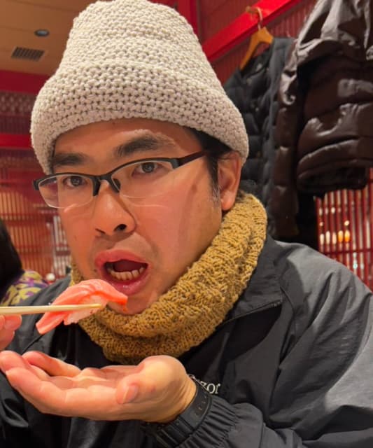 ロッチ中岡、金沢駅で「18分で〇貫」と高速で寿司を食べつくす！