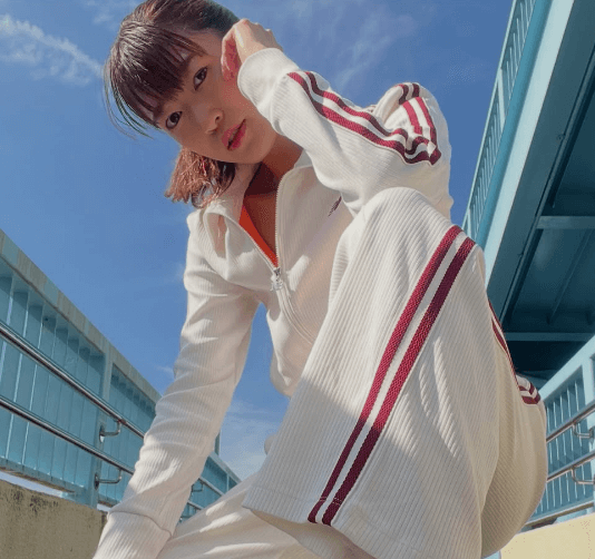 「世界で一番きれい」女優兼任のスポーツ美女子、歩道橋で魅せた”スポーティー・ショット”にファン惚れ惚れ「カワイイ〜綺麗」