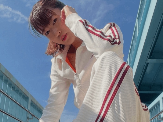 「世界で一番きれい」女優兼任のスポーツ美女子、歩道橋で魅せた”スポーティー・ショット”にファン惚れ惚れ「カワイイ〜綺麗」