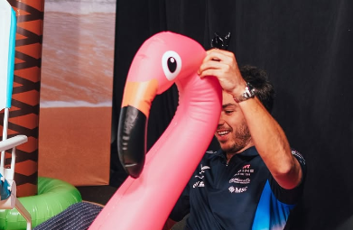 アルピーヌF1、ガスリーとラピントが“オフモード”全開で登場