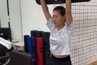 伊達公子のトレーニング公開！コントロールが難しい動きも丁寧に。