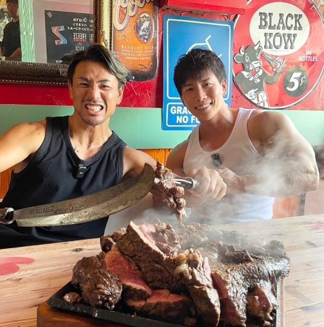 5キロの肉を食べるワイルドな魔裟斗！