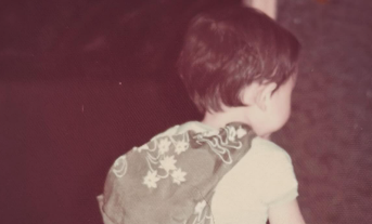 「一升餅を背負ってスタスタ！」有吉弘行が幼少期の秘蔵写真を公開