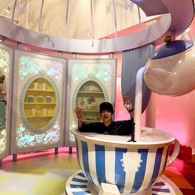 合成？っぽいけどそうじゃない！人気アイドルのサンリオでの記念ショットが話題に