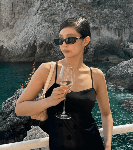 韓国の超人気アイドルがオールブラックコーデを披露「究極に美しい...」