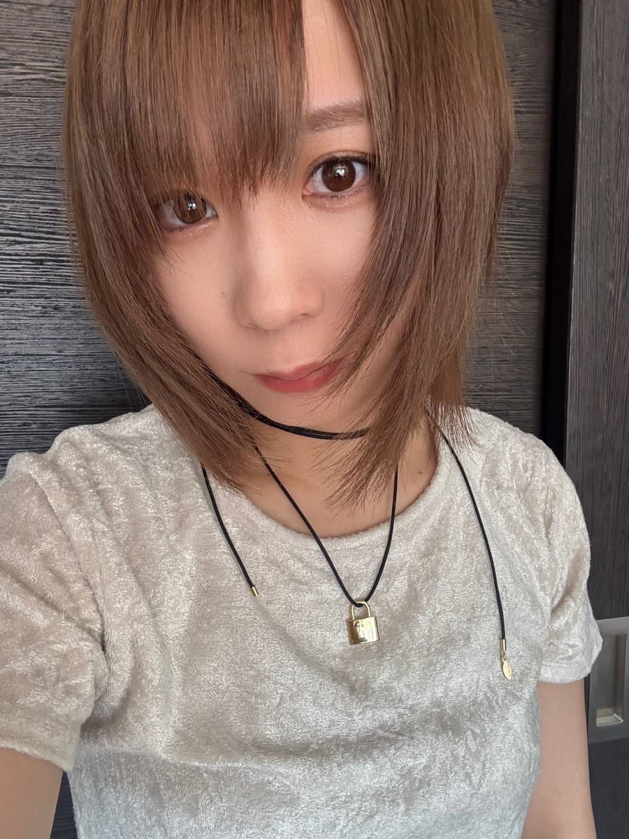 “モモコグミカンパニー、髪型の変化を披露” 襟足を軽くした近影を公開