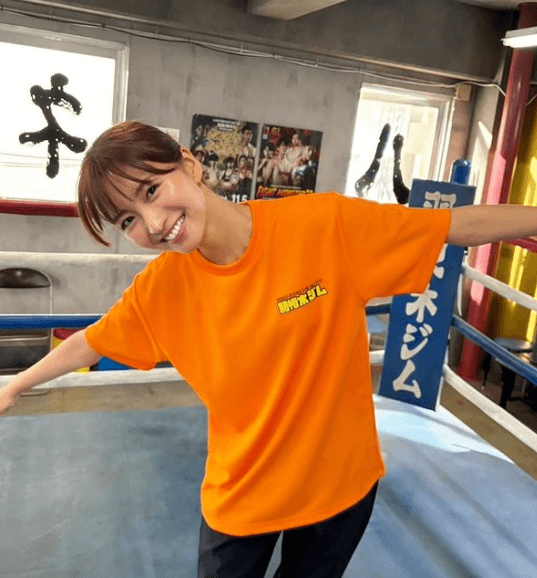 岡崎紗絵が”あのクズ”第4話を語り、”羽根木ジムTシャツ”着用のレアショットを披露！