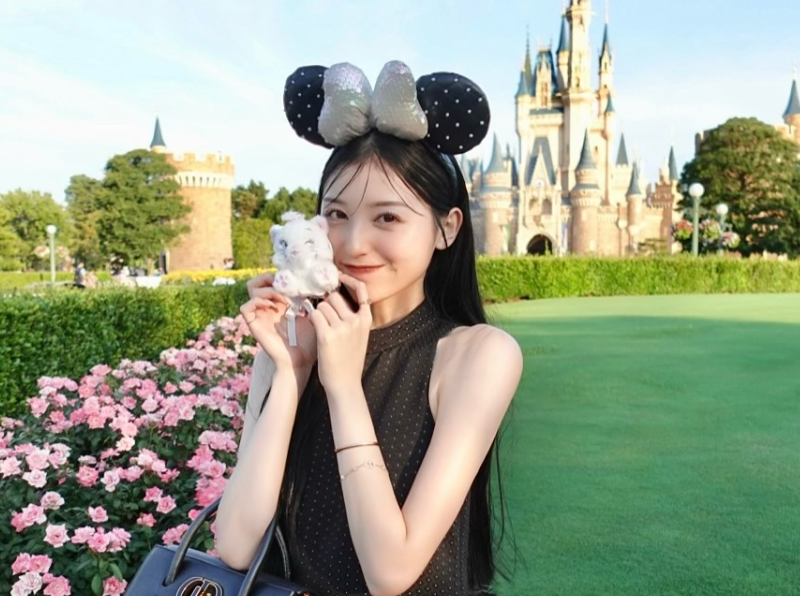 「幸せな日でした」吉井美優、友人の誕生日を祝うディズニーの特別ショット