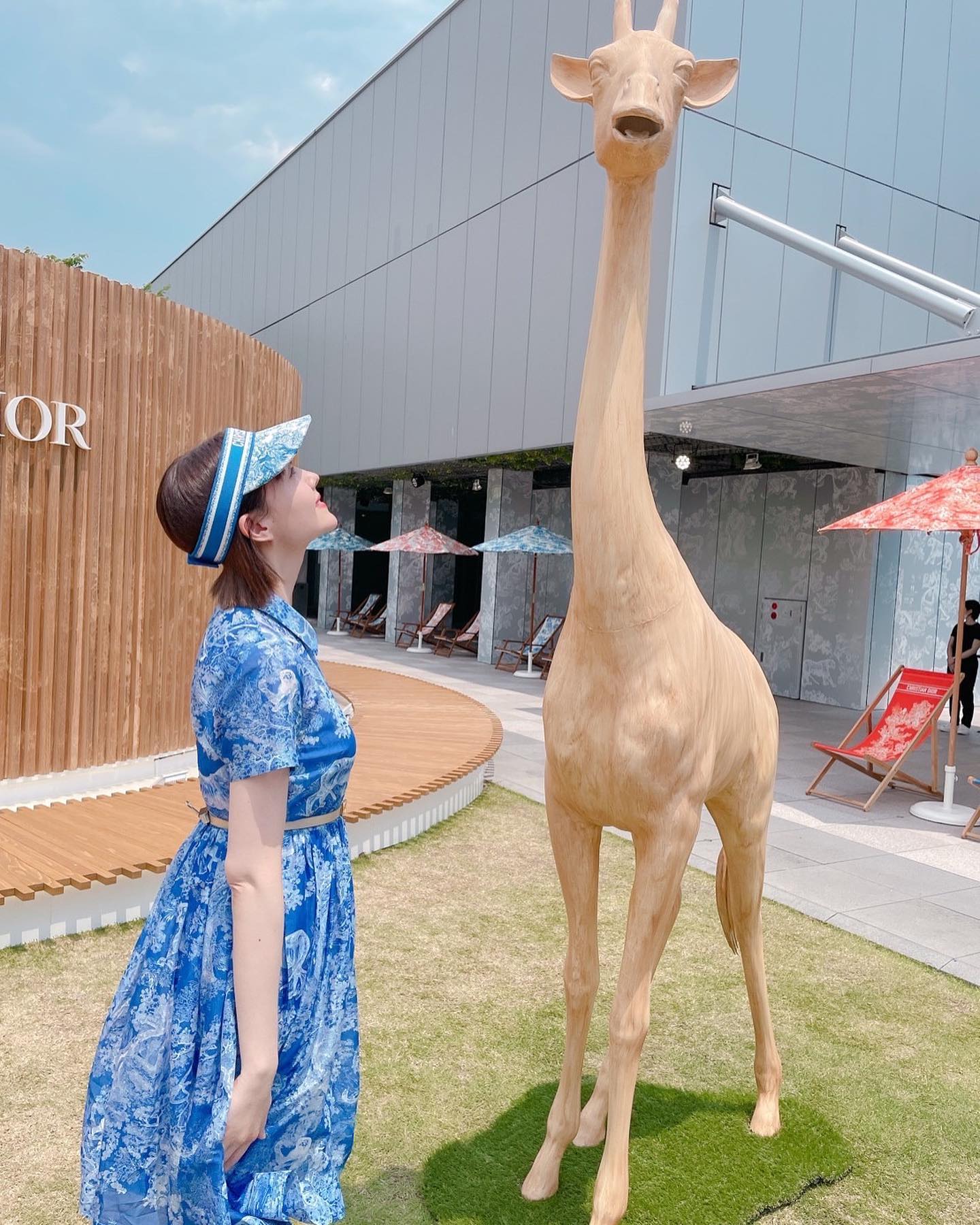 トリンドル玲奈さんが動物たちとポーズ🦒鮮やかなブルーのワンピースにも注目👗👀
