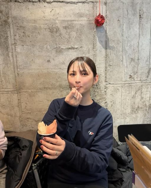 丸顔激カワグラドル・鈴木咲がジェラートパクっ！