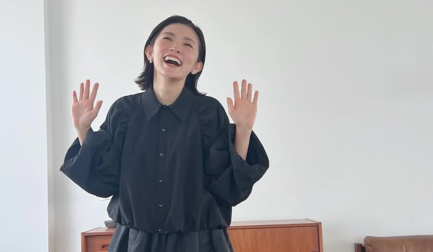 「無邪気な笑顔」女優・星野真里、黒コーデで魅せた“午後のほほ笑み”にファン歓喜