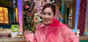 平野ノラ、全身ピンクの衣装で多忙な出演スケジュールを告知！