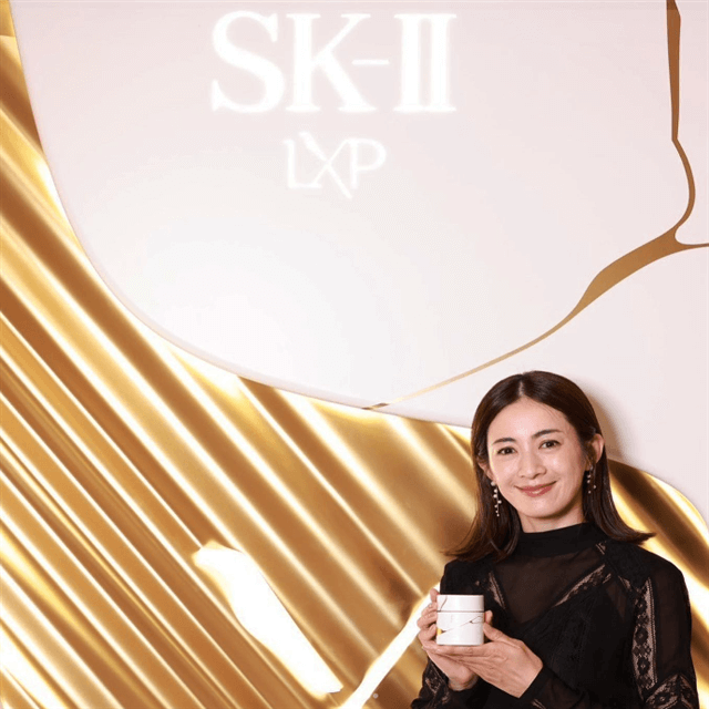 「美の極み」人気モデルの高垣麗子、スキンケアブランドのパッケージを手に美麗ショットを公開！