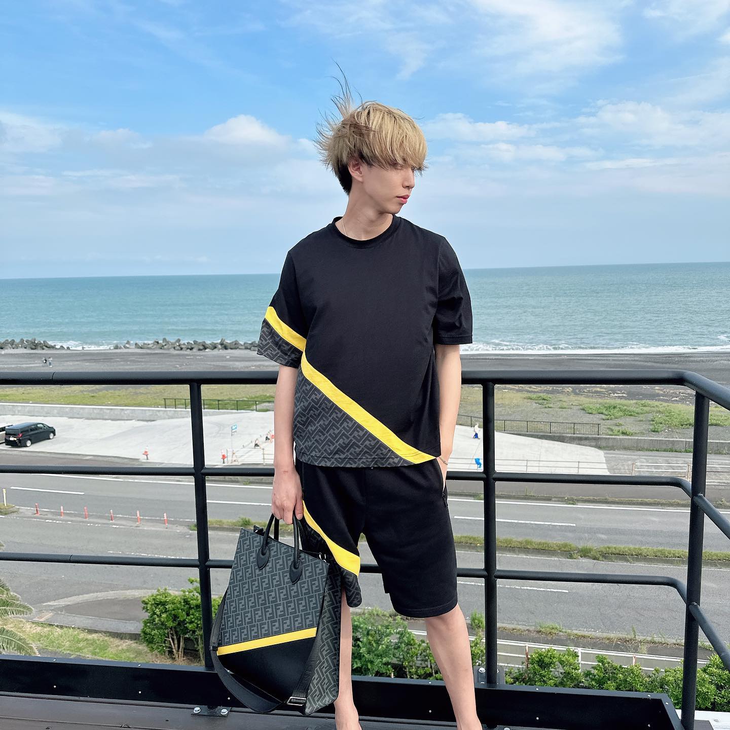 ⚡️｢3億円の豪邸｣ に住む男、はじめしゃちょーが屋上テラスで映えショット📸