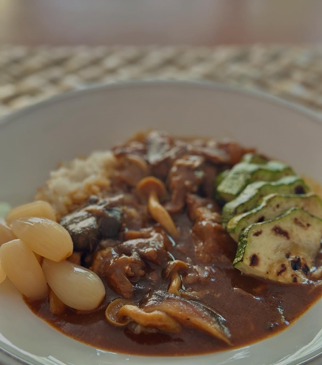 食欲刺激！香坂みゆきが真夏の牛すじカレーをおうちごはんに選んだ理由
