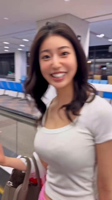 人気タレントが空港での動画を投稿！ラフな服装で際立つ美ボディに「スタイル優勝」の声