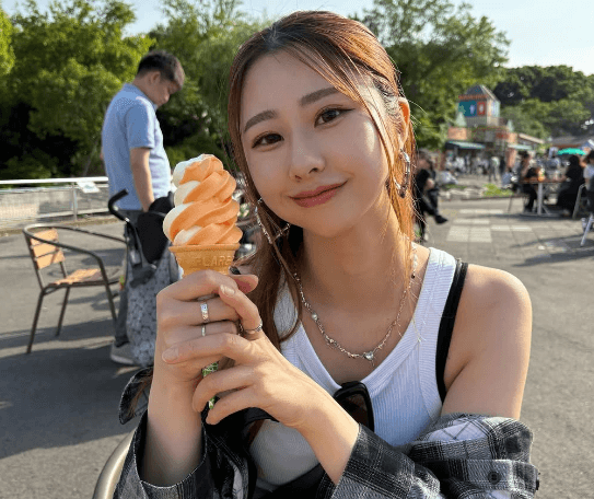 「わぉ かわいい」人気ラウンドガール、動物公園で魅せた”ちょこっと・GWショットムービー”にファンときめく