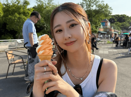 「わぉ かわいい」人気ラウンドガール、動物公園で魅せた”ちょこっと・GWショットムービー”にファンときめく