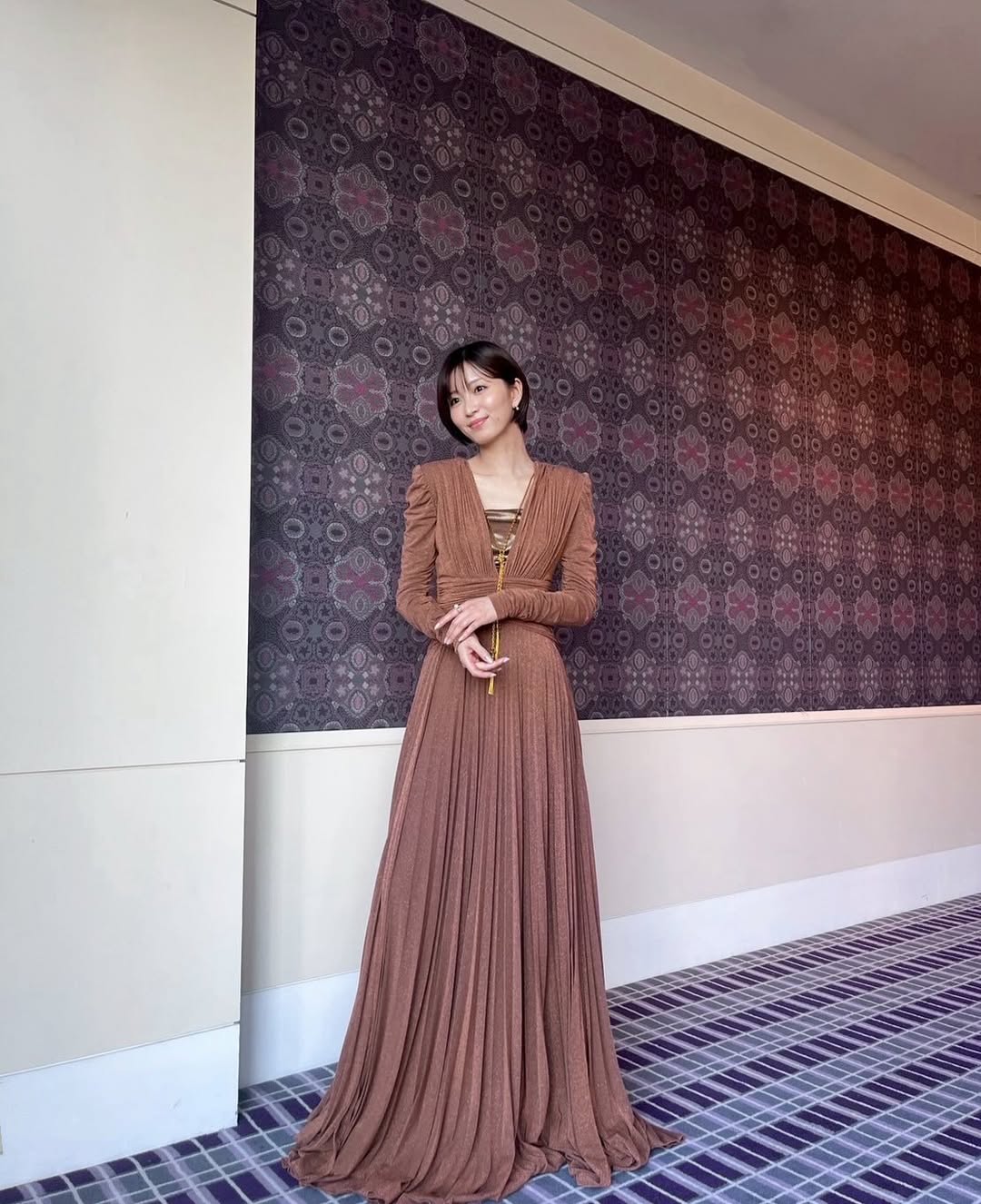 「派手じゃないのに目を引く」あの大人気女優が上品ドレス姿公開でファン魅了！！