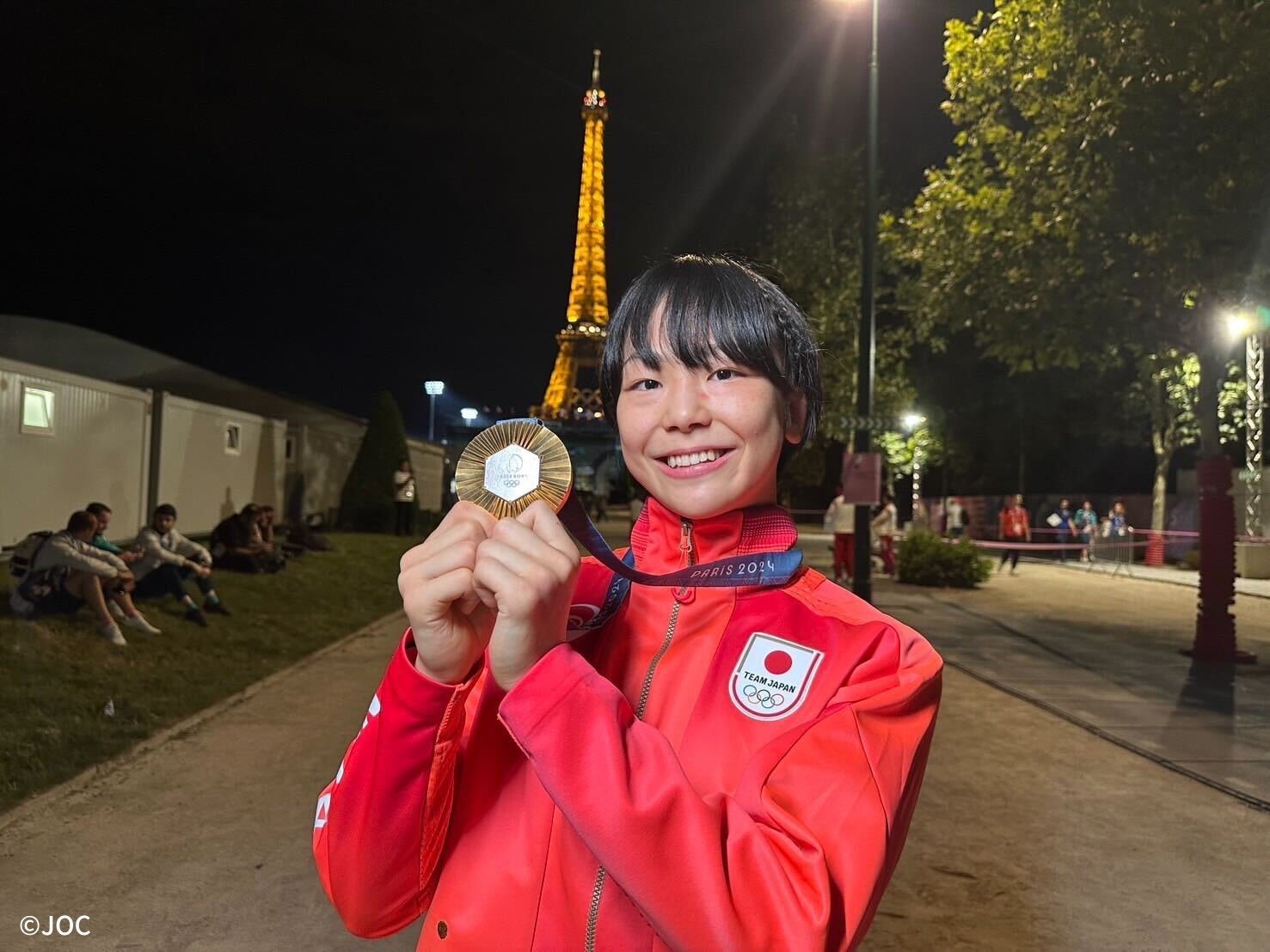 「笑顔と金メダルが似合いすぎてる」エッフェル塔を背に撮った1枚の写真が可愛すぎると反響