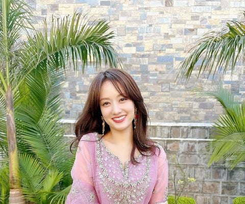 谷まりあ、異国の風をまとう優美な装い。今年は海外でさらに輝く予感に満ちたエレガントスマイル