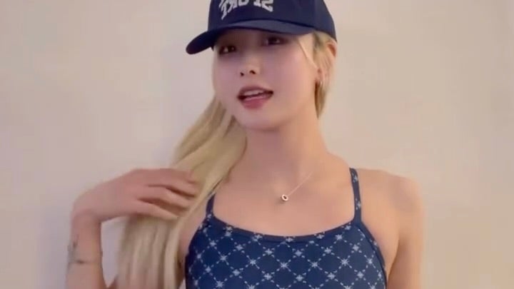 しなやかラインが際立つ…美女フィンスイマーの3水着ショット