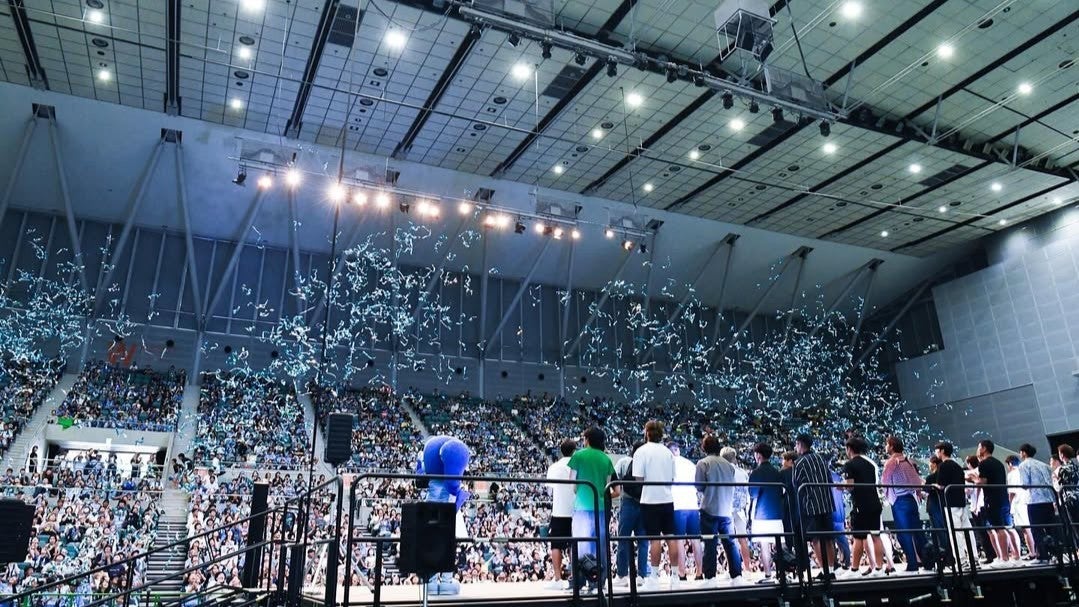 青の紙吹雪に包まれて…J戦士が魅せた“ステージの素顔”