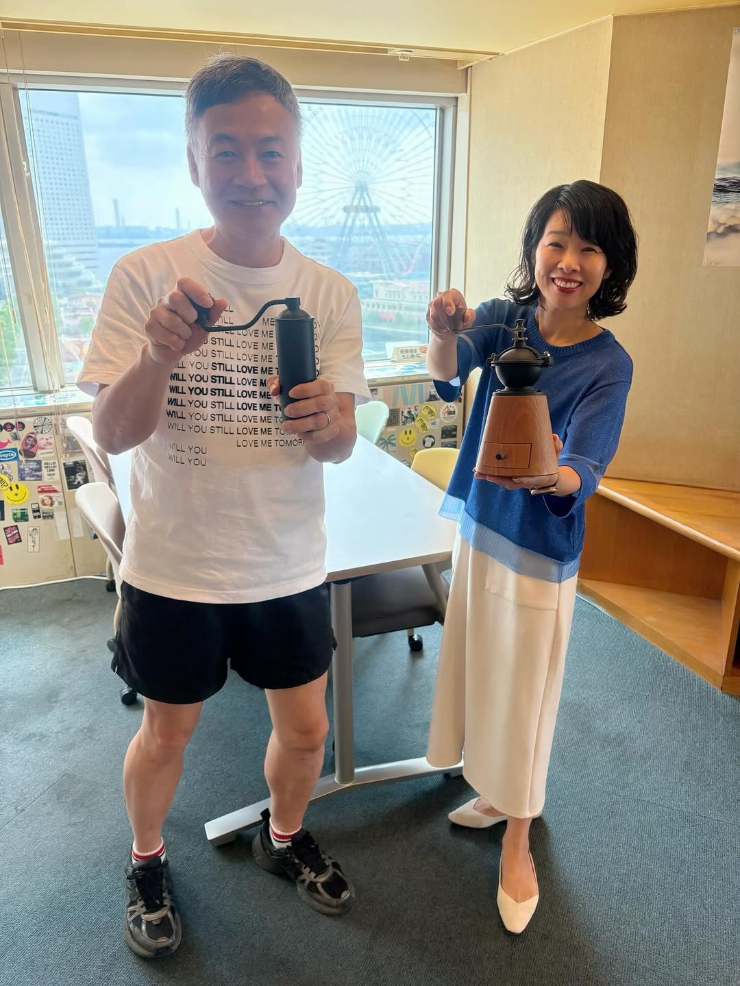 「黒いショートパンツはストロングスタイルの証！」ディスクジョッキー兼ナレーター・秀島史香、あのプロレス界の〇〇マスターとツーショット