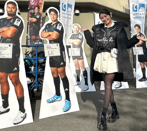 「春空に良く似合う笑顔だね」ラグビー美女子、試合観戦中の”美コーデ＆女神スマイル”にファンうっとり