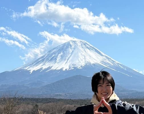 「2月23日は◯◯◯の日らしい」志田未来、富士山をバックに“富士山ポーズ”を披露！？