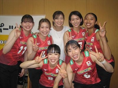 「現役ユニフォームを着ても違和感ない！」木村沙織が女子バレー選手との可愛い集合ショットを披露