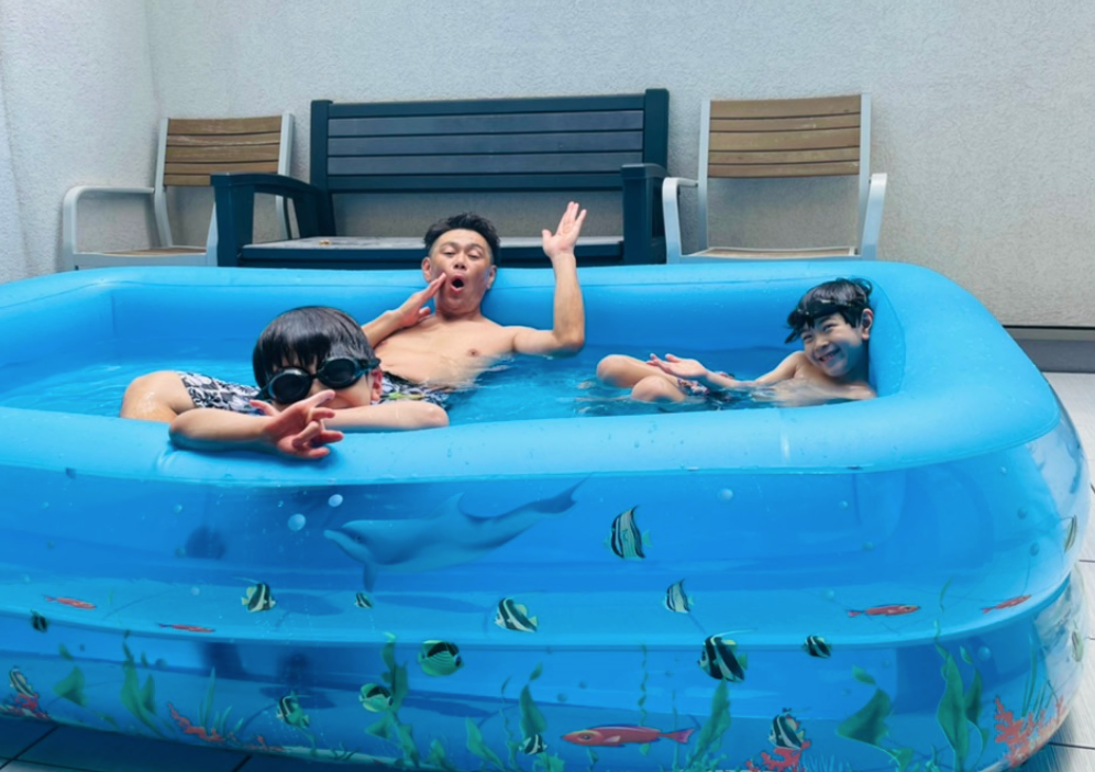 ココリコ遠藤さんが親子ショット披露😍自宅でプール開き⭐️　