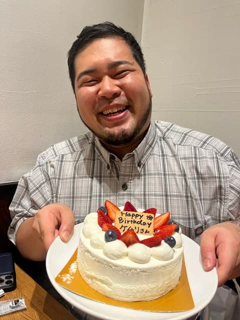 「きゃわすぎます…！」令和ロマン・松井ケムリが誕生日会で後輩芸人からサプライズ！満面の笑みにファンもほっこり